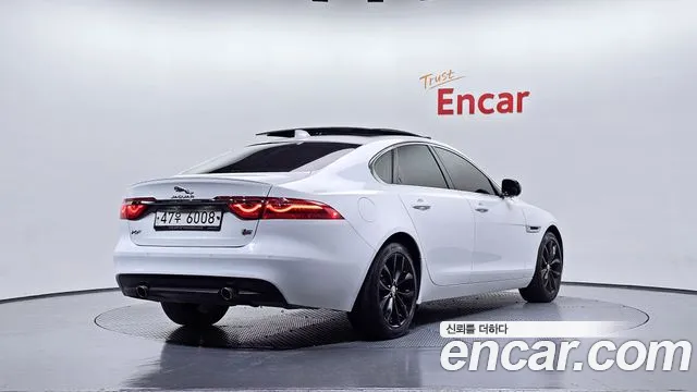 Jaguar XF 2018 — фото 2