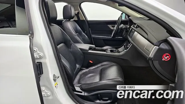 Jaguar XF 2018 — фото 10