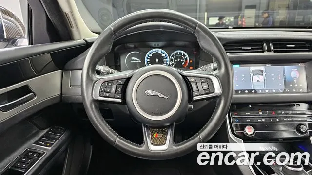 Jaguar XF 2018 — фото 13