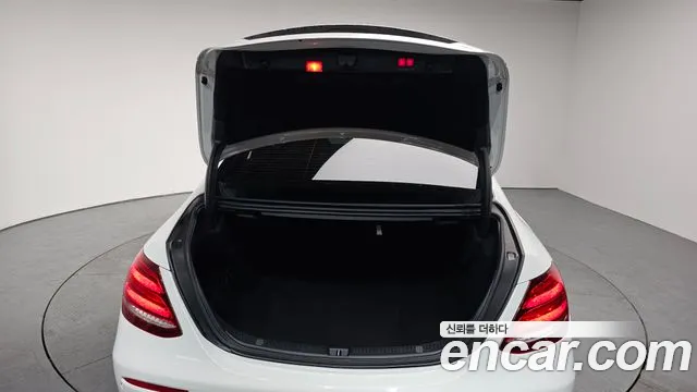 Mercedes-Benz E-Class 2019 — фото 20