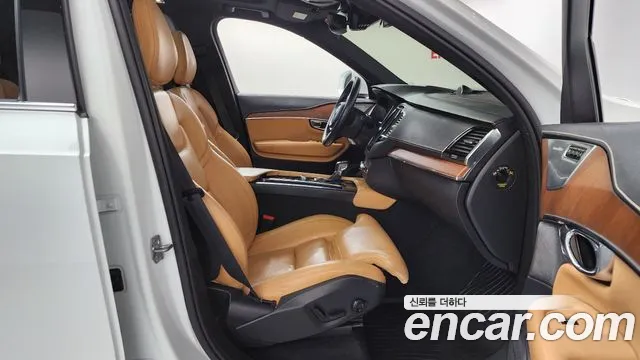 Volvo XC90 2017 — фото 11