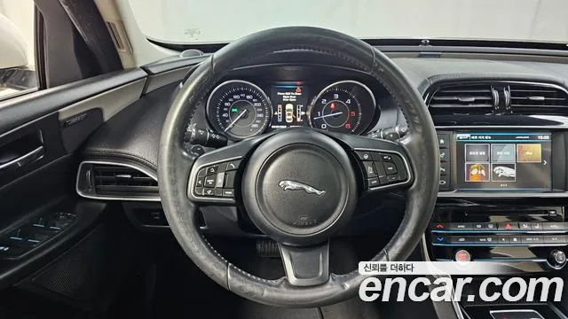 Jaguar XE 2016 — фото 13