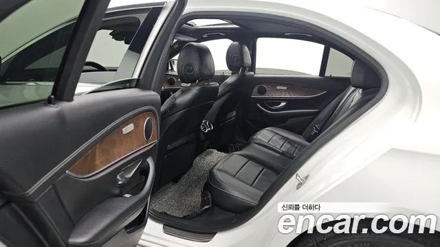 Mercedes-Benz E-Class 2021 — фото 19