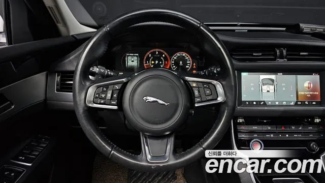 Jaguar XF 2018 — фото 14