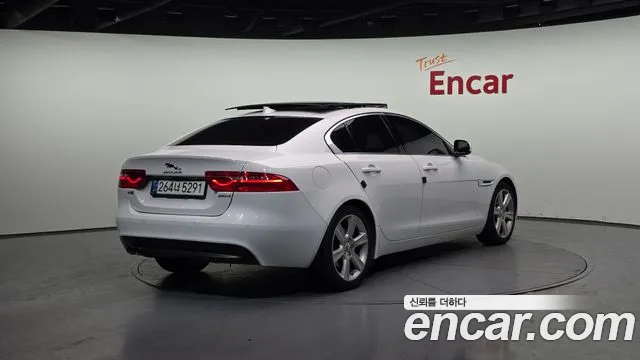 Jaguar XE 2016 — фото 2