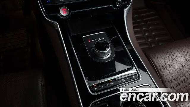 Jaguar XE 2016 — фото 9