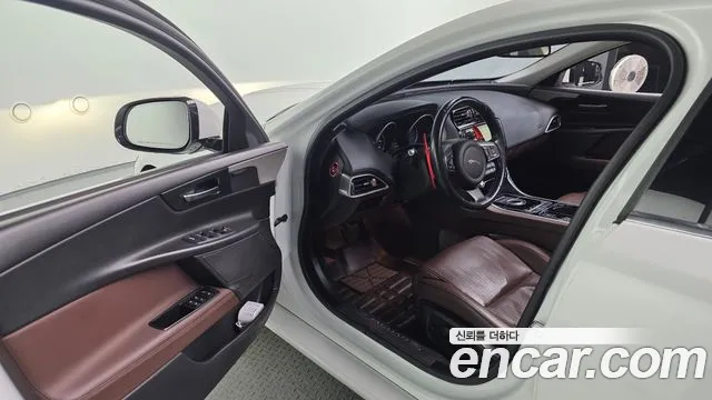 Jaguar XE 2016 — фото 11