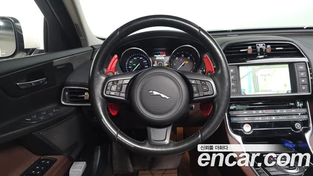 Jaguar XE 2016 — фото 13