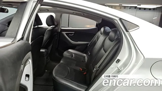 Hyundai AVANTE 2014 — фото 12