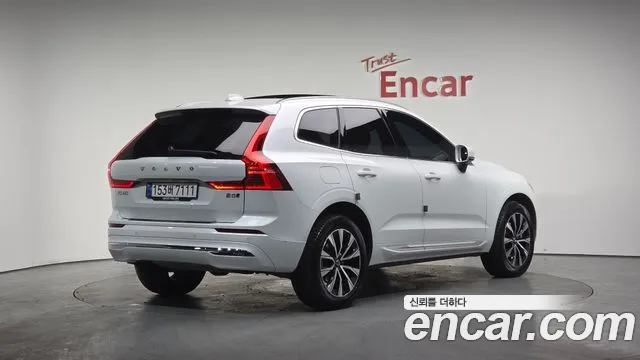 Volvo XC60 2023 — фото 1