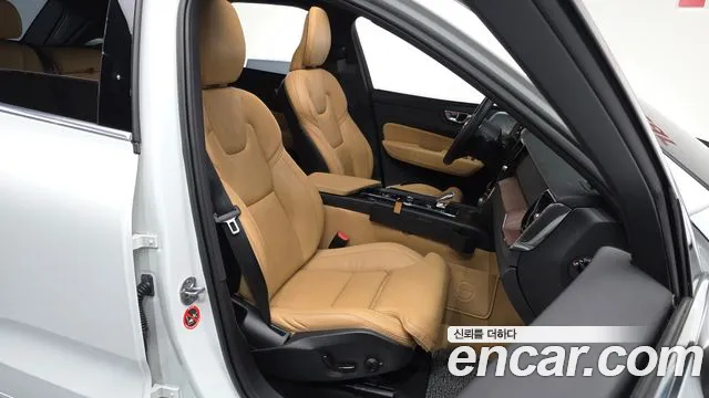 Volvo XC60 2023 — фото 9