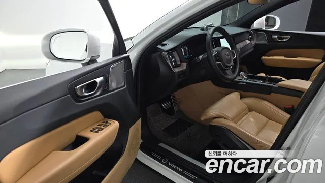 Volvo XC60 2023 — фото 10