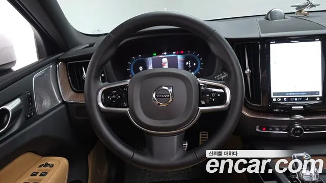 Volvo XC60 2023 — фото 12
