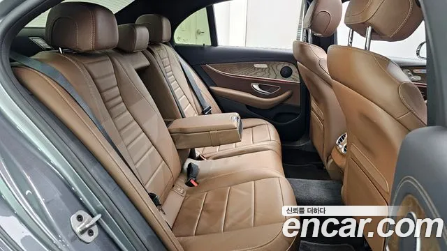 Mercedes-Benz E-Class 2021 — фото 12