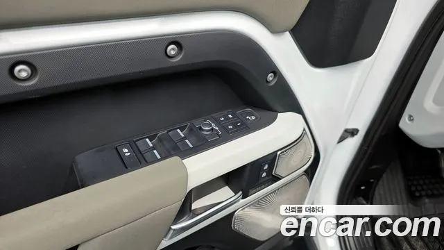 Land Rover Defender 2022 — фото 16