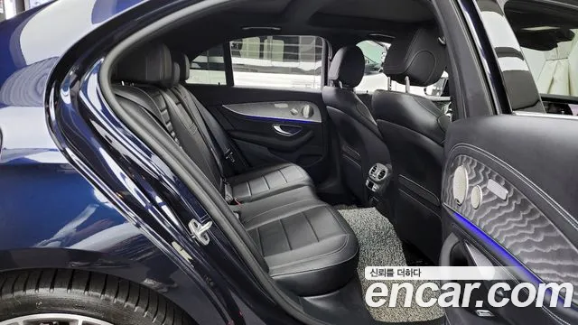 Mercedes-Benz E-Class 2022 — фото 12