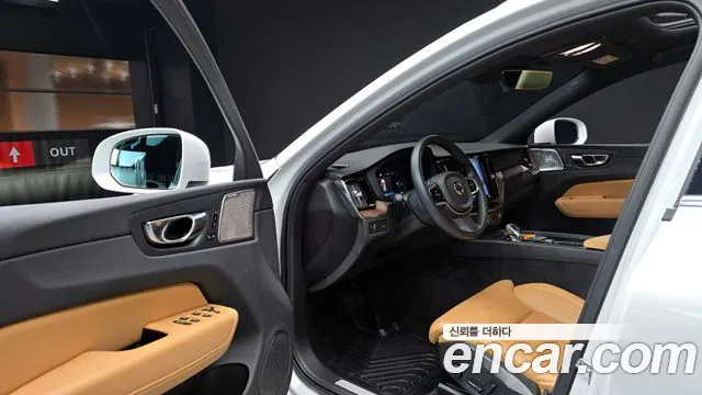 Volvo XC60 2022 — фото 10