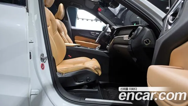 Volvo XC60 2022 — фото 11
