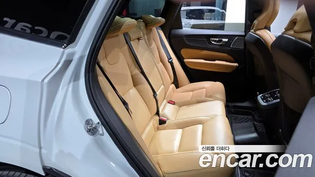 Volvo XC60 2022 — фото 12