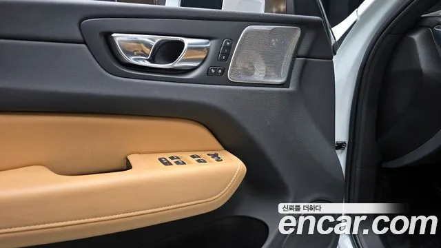 Volvo XC60 2022 — фото 18