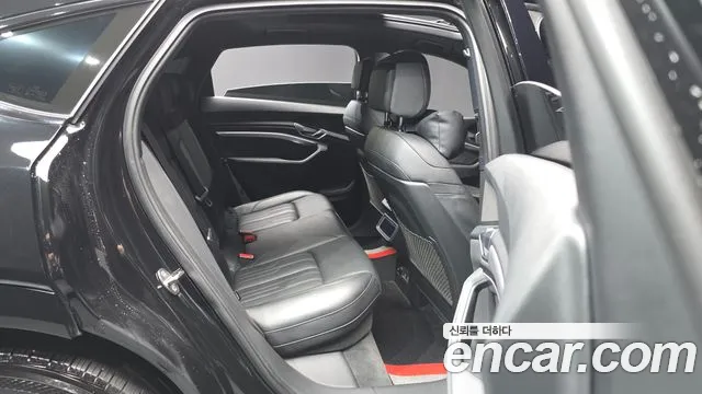 Audi e-tron 2022 — фото 12