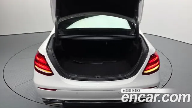 Mercedes-Benz E-Class 2018 — фото 20
