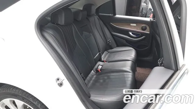 Mercedes-Benz E-Class 2019 — фото 11
