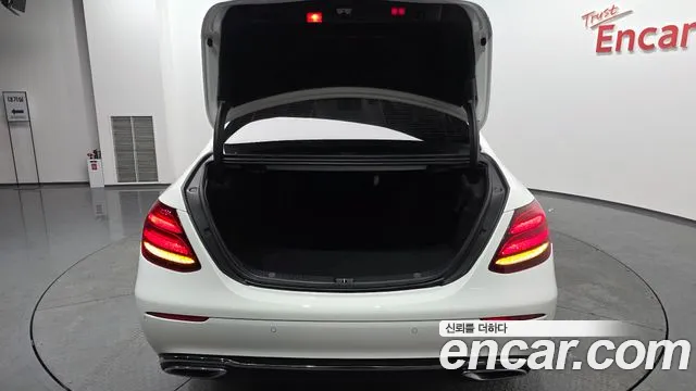 Mercedes-Benz E-Class 2019 — фото 19