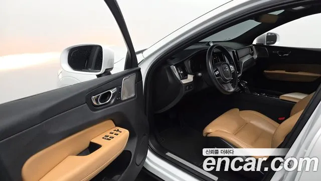Volvo XC60 2020 — фото 11