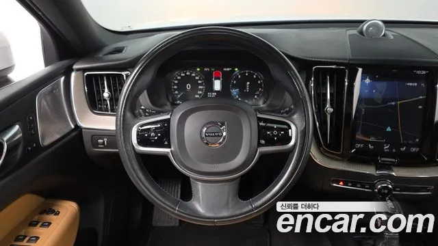 Volvo XC60 2020 — фото 12