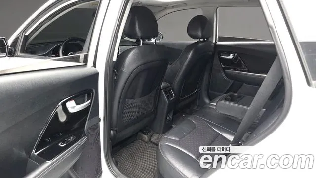 Kia Niro 2017 — фото 12