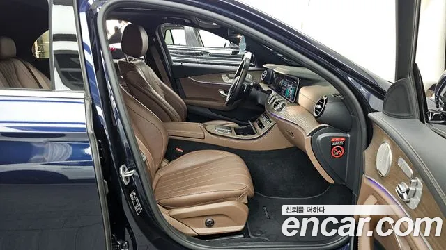 Mercedes-Benz E-Class 2022 — фото 11