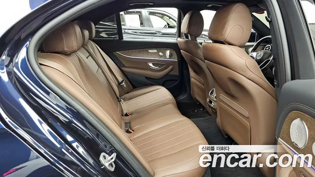 Mercedes-Benz E-Class 2022 — фото 12