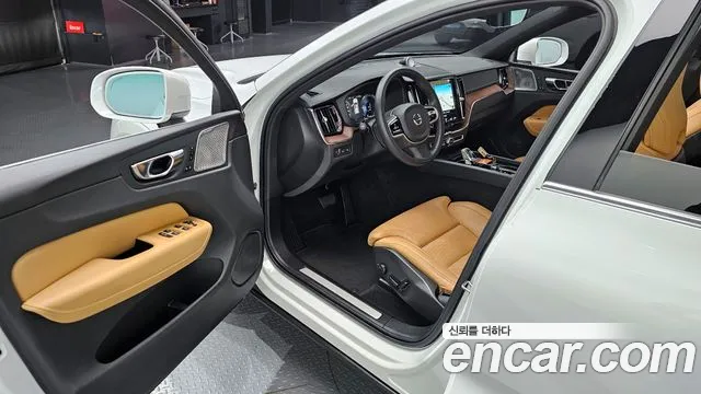 Volvo XC60 2021 — фото 11