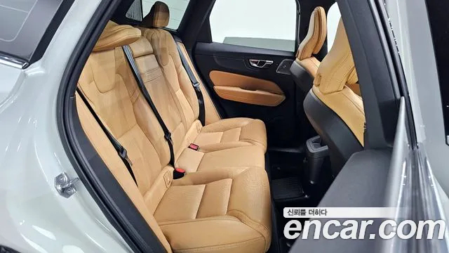 Volvo XC60 2021 — фото 12