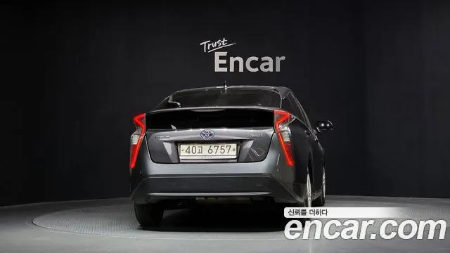Toyota Prius 2017 — фото 2