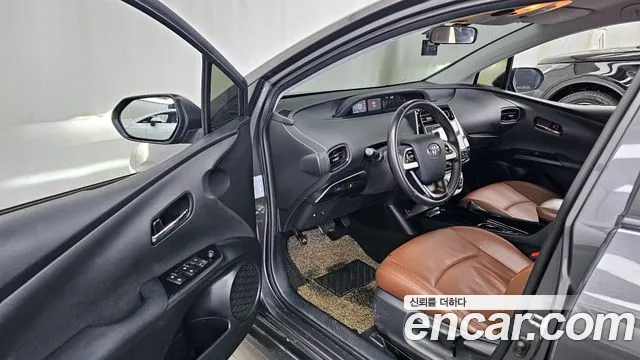 Toyota Prius 2017 — фото 10