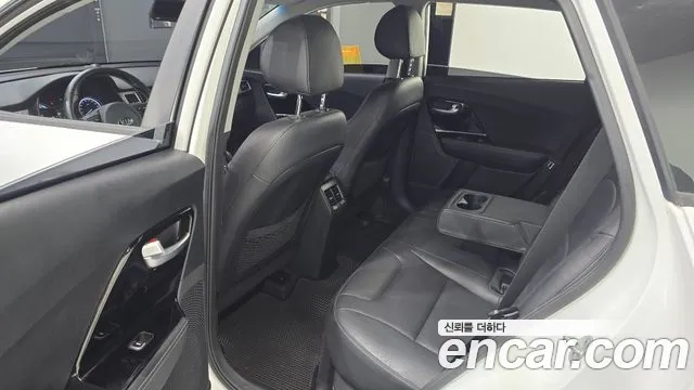 Kia Niro 2017 — фото 11