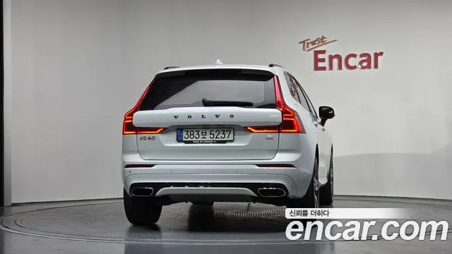 Volvo XC60 2021 — фото 4