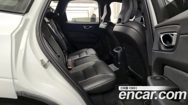 Volvo XC60 2021 — фото 12