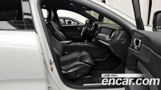 Volvo XC60 2021 — фото 11