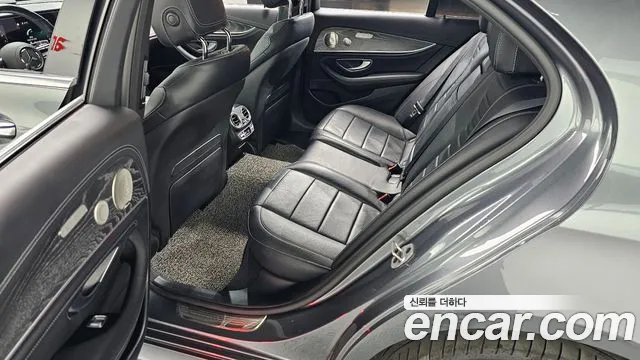 Mercedes-Benz E-Class 2022 — фото 12