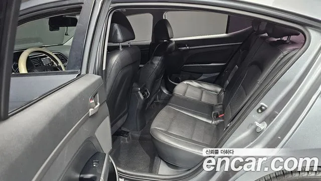 Hyundai AVANTE 2017 — фото 11