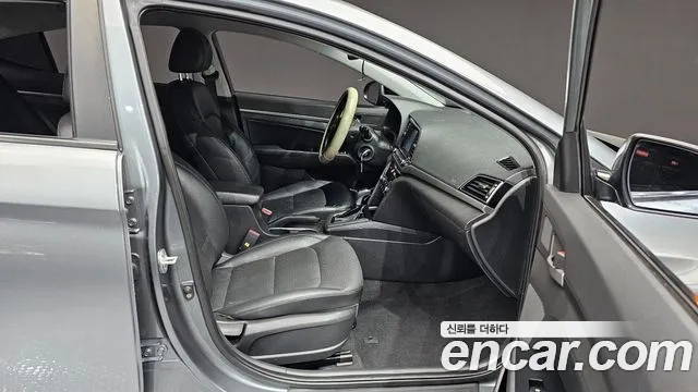 Hyundai AVANTE 2017 — фото 12