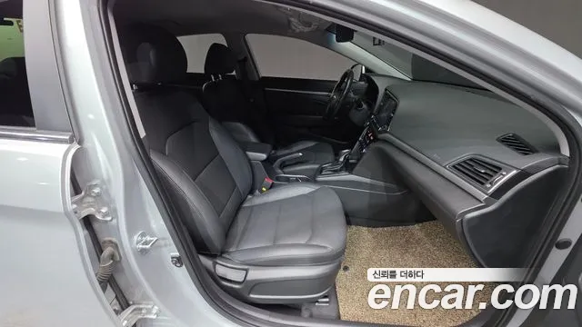 Hyundai AVANTE 2018 — фото 10