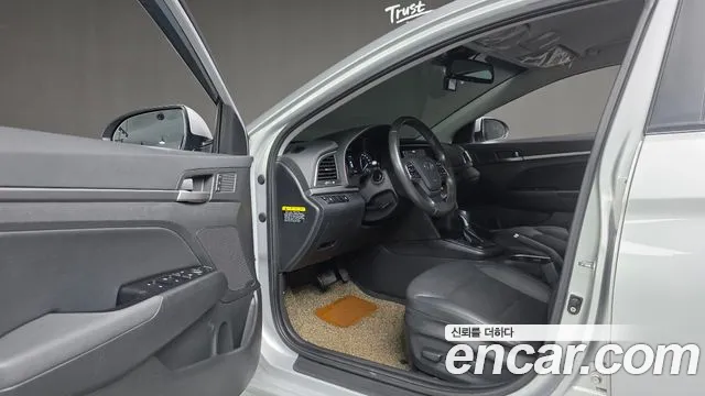 Hyundai AVANTE 2018 — фото 11