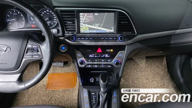 Hyundai AVANTE 2018 — фото 15