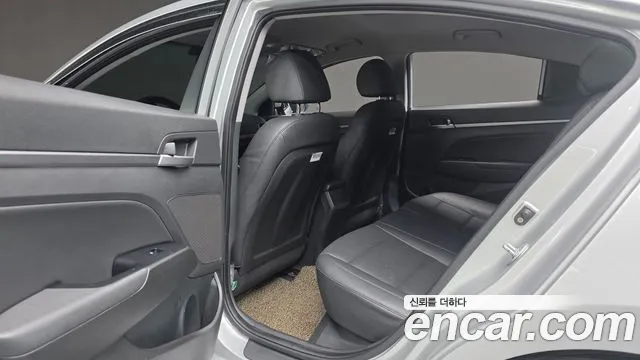 Hyundai AVANTE 2018 — фото 18