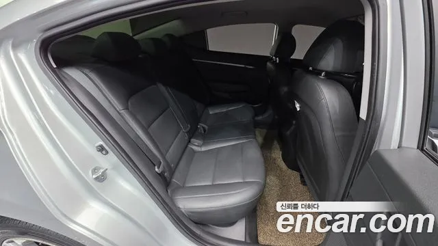 Hyundai AVANTE 2018 — фото 19