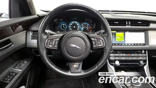Jaguar XF 2017 — фото 13